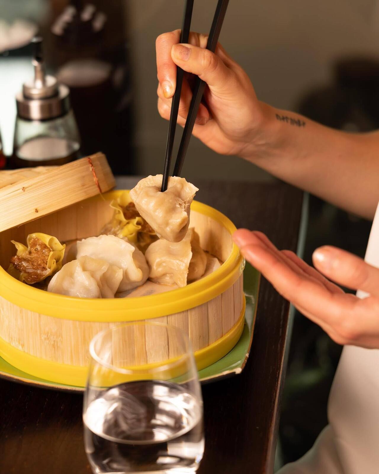 Dumplings i en bambuskurv